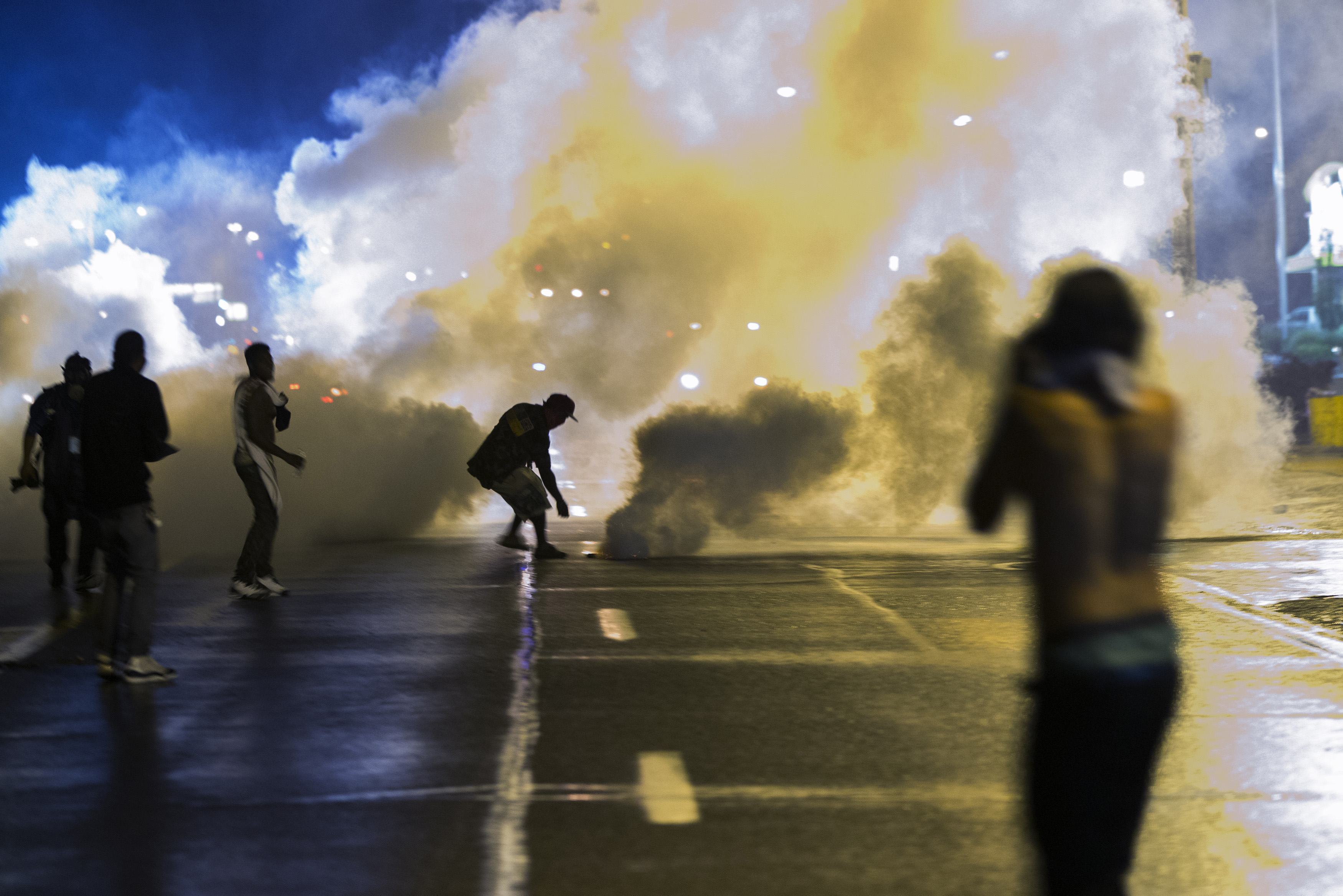 Ξεχειλίζει η οργή στο Μιζούρι – Στους δρόμους διαδηλωτές παρά την απαγόρευση της κυκλοφορίας – Με κροτίδες καπνού τους διέλυσε η αστυνομία