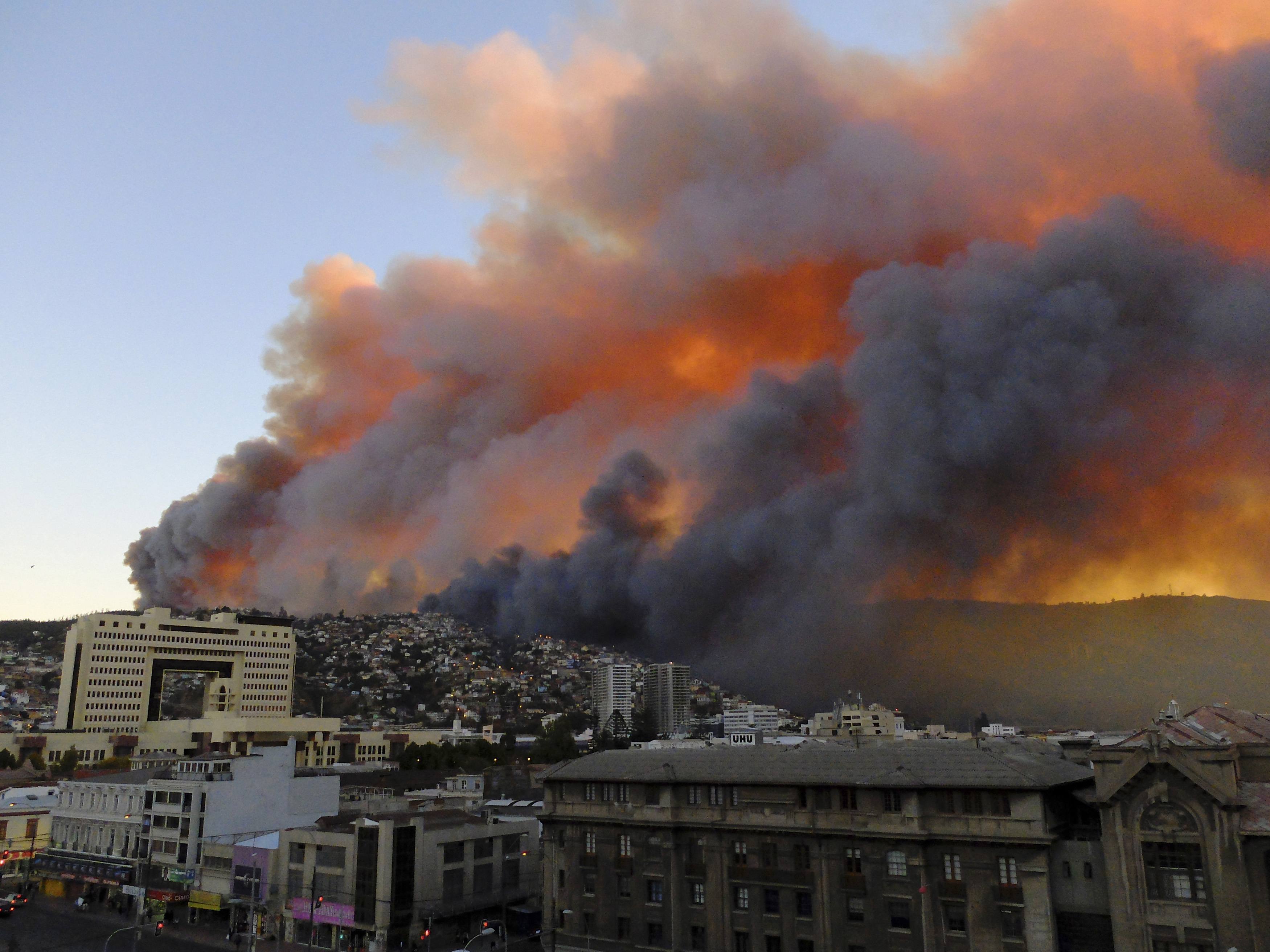 Κόλαση φωτιάς στη Χιλή – Στάχτη έγιναν πάνω από 500 σπίτια (ΦΩΤΟ)