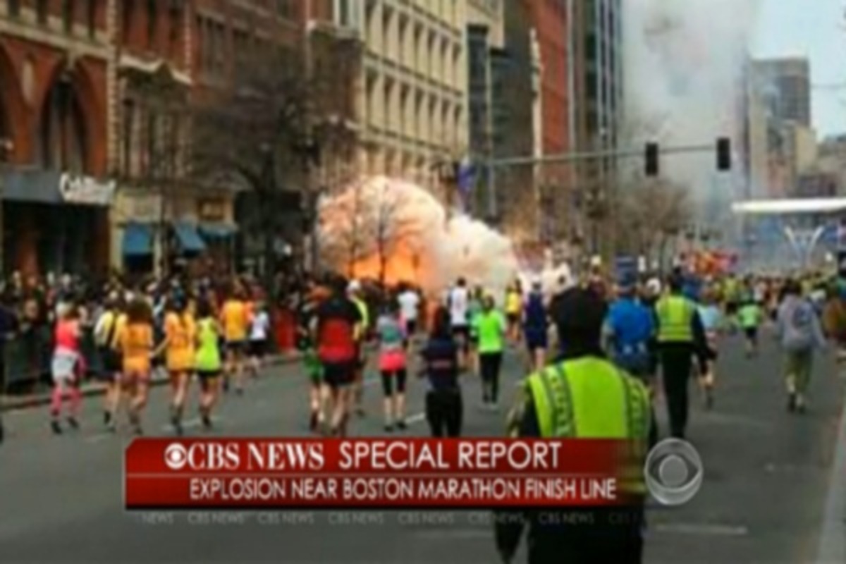 Δυο εκρήξεις στο μαραθώνιο της Βοστώνης – Δυο νεκροί, 23 τραυματίες – Φόβοι για τρομοκρατική ενέργεια – LIVE εικόνα από το σημείο