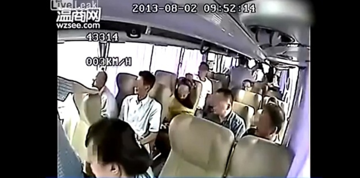 Ανατριχιαστικό video από τη στιγμή δυστυχήματος με τουριστικό λεωφορείο