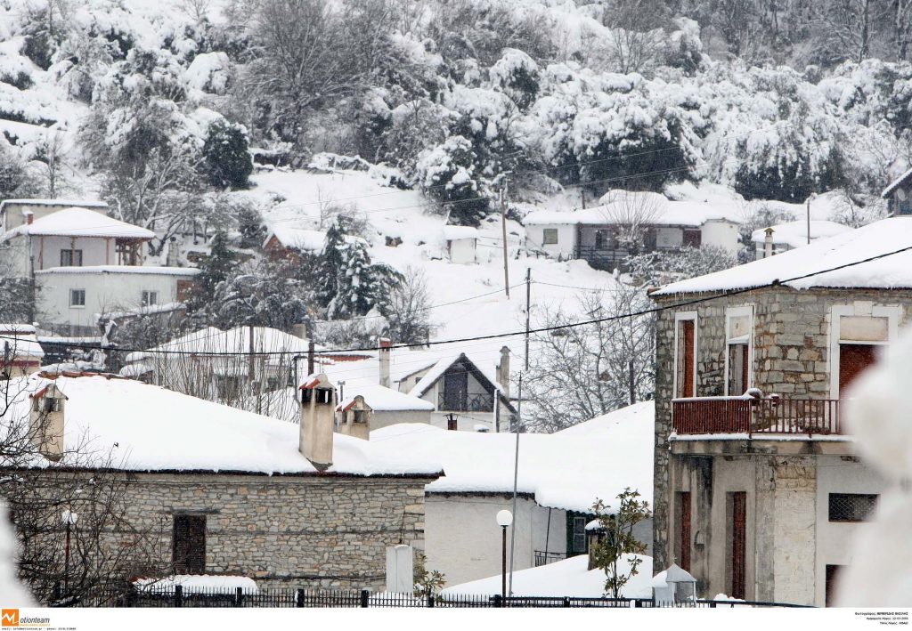 Με αλυσίδες η κυκλοφορία στη Βόρεια Ελλάδα – Κλειστά πολλά σχολεία της περιοχής