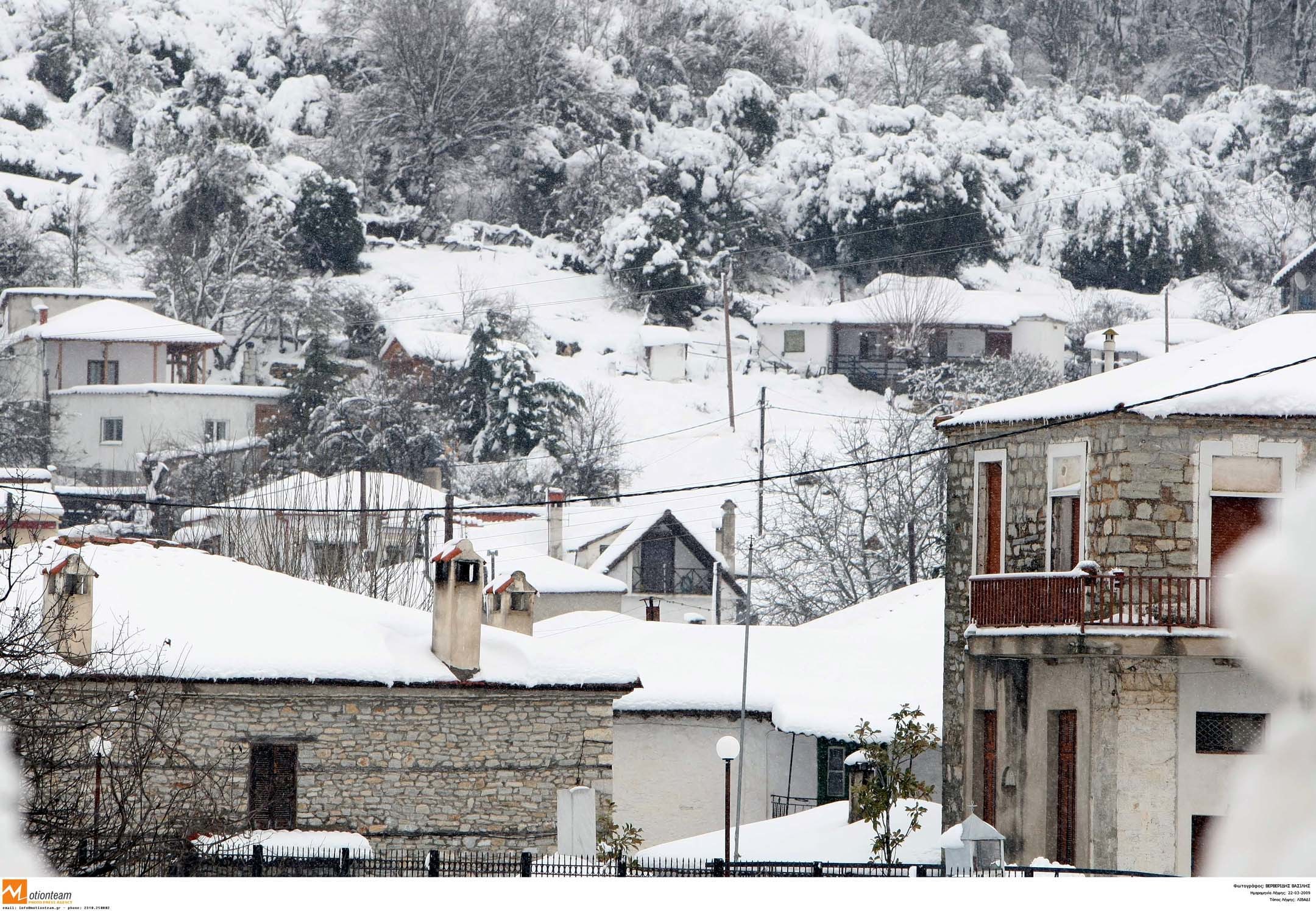 Με αλυσίδες η κυκλοφορία στη Βόρεια Ελλάδα – Κλειστά πολλά σχολεία της περιοχής