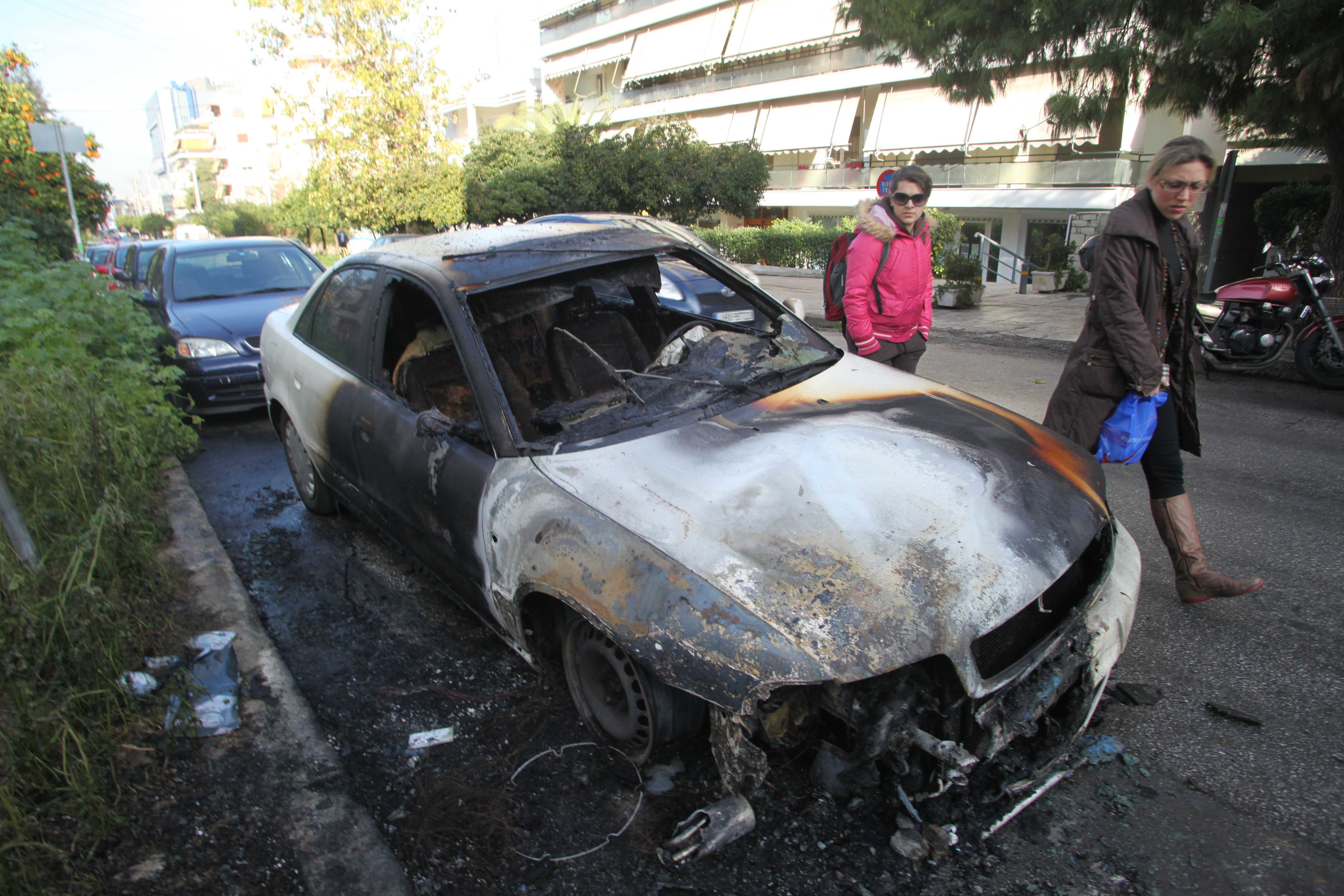 Πάτρα: Αυτοκίνητο έγινε στάχτη