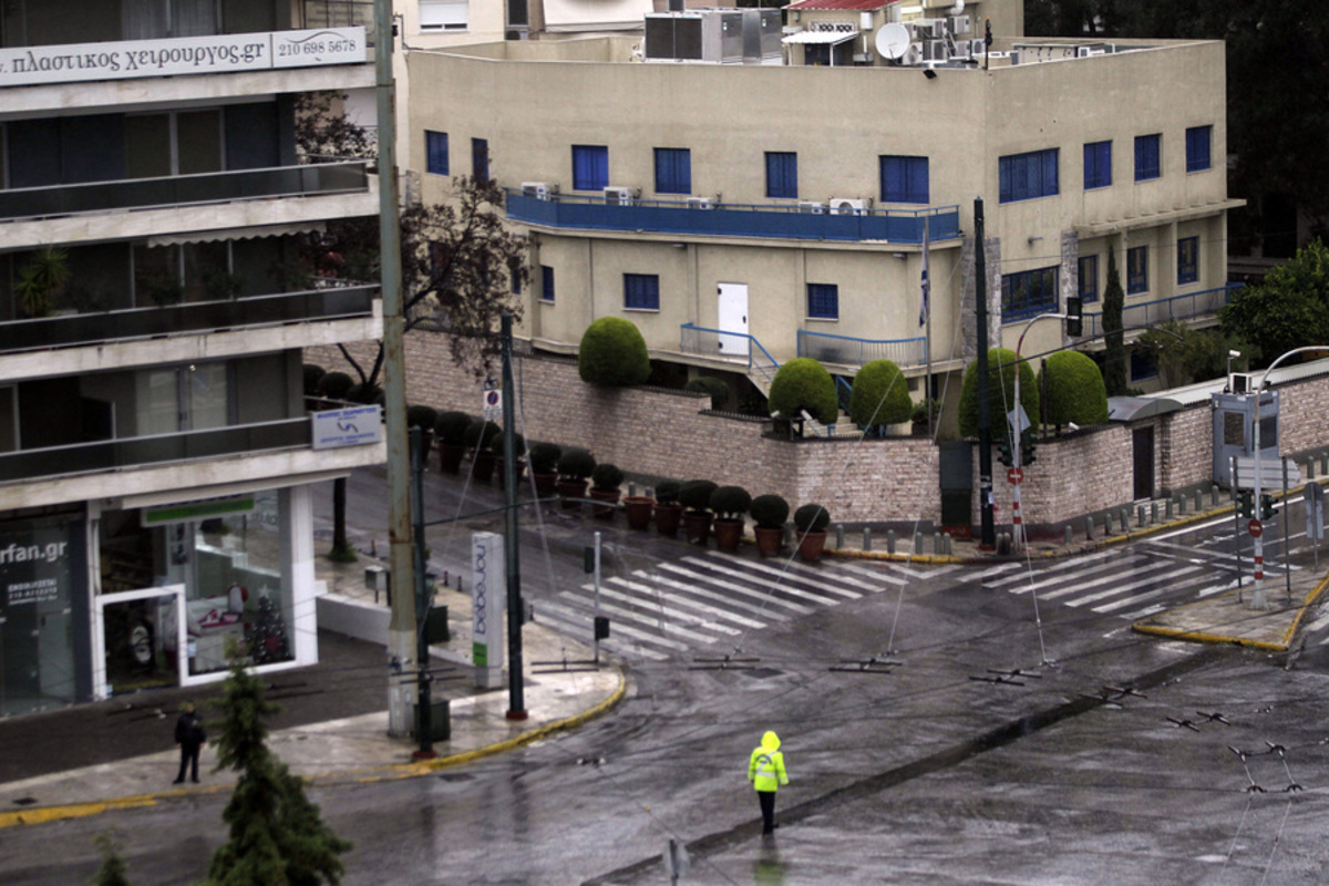 «Μας γαζώνουν», φώναζε ο φρουρός της πρεσβείας την ώρα της τρομοκρατικής επίθεσης – Αγωνία για το επόμενο χτύπημα του “ΟΛΑ” – ‘Εχουν εκτοξευτήρα RPG!