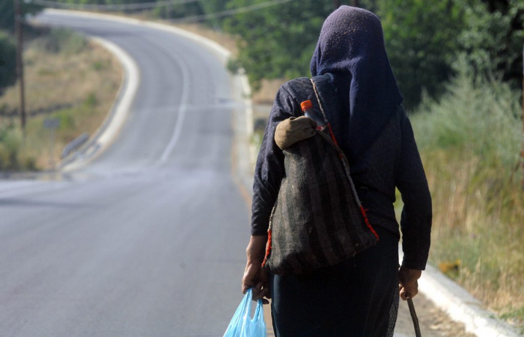 Καλαμάτα: Χτύπησαν τη γιαγιά για να τη ληστέψουν – Και ανήλικος ανάμεσα στους δράστες!