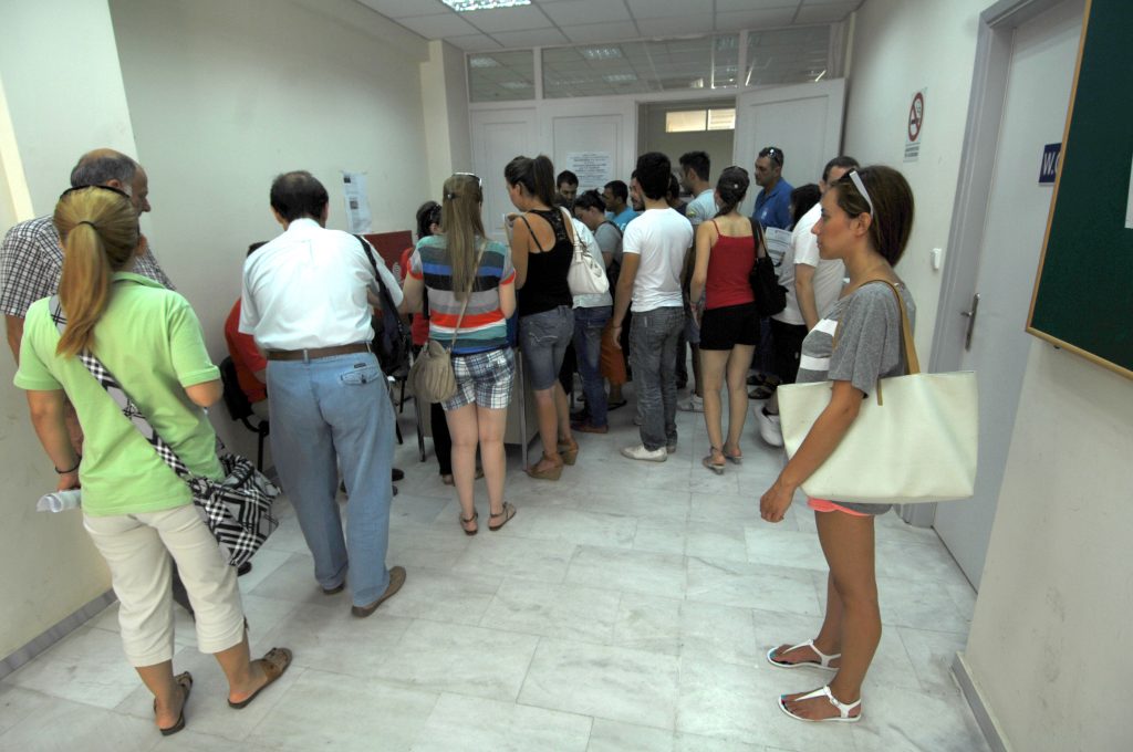 ΙΟΒΕ: Βυθίζεται στην ύφεση και το 2013 η Ελλάδα – Θα αγγίξει το 5%! Προβλέπει ανεργία κοντά στο 28%!
