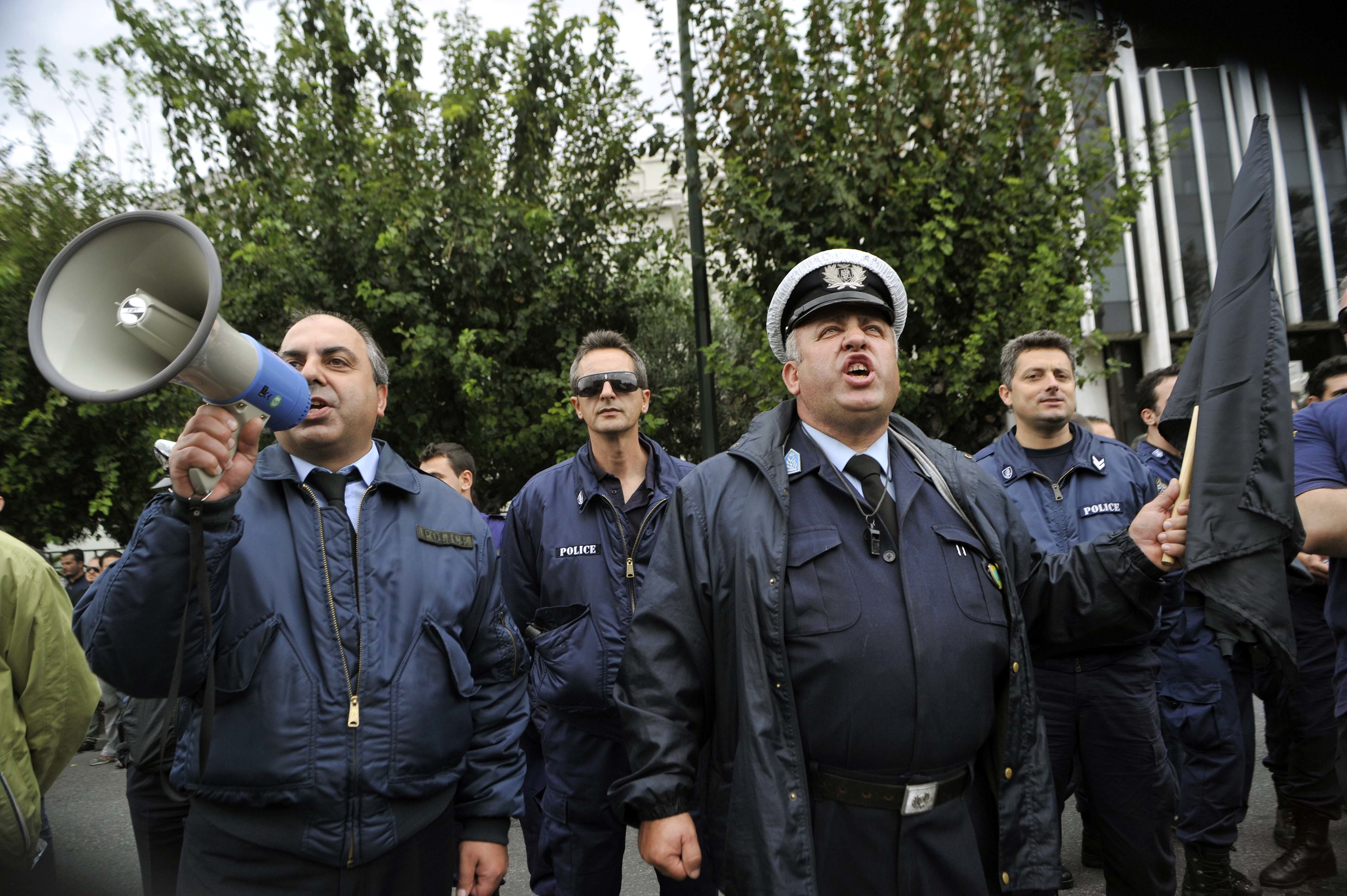 Στο ποσό – μαμούθ των 500 εκατ. το κόστος από την δικαίωση των ενστόλων, λέει έλληνας αξιωματούχος στο REUTERS – Συναγερμός σε κυβέρνηση και τρόικα!