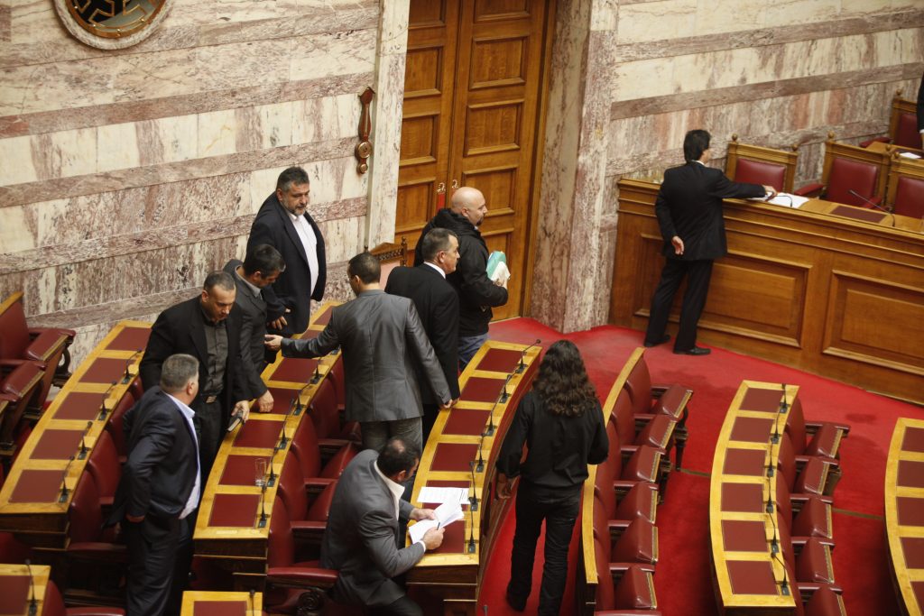 Η Ολομέλεια αποφασίζει για την άρση ασυλίας 6 βουλευτών της Χρυσής Αυγής – Αποχώρησαν από την αίθουσα οι βουλευτές του κόμματος του Νίκου Μιχαλολιάκου
