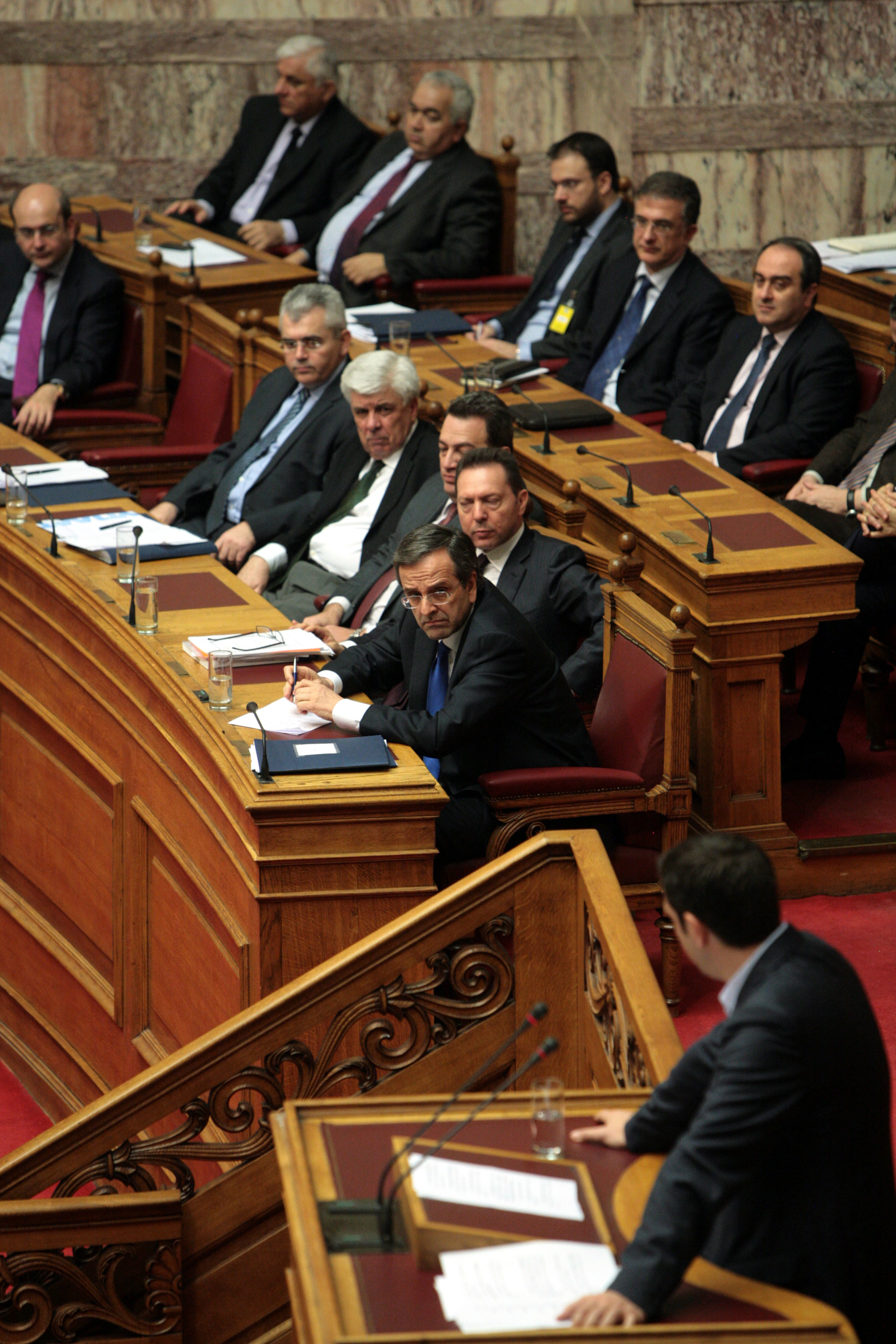 Άγρια κόντρα Στουρνάρα – Τσίπρα στην Βουλή – “Απευθύνεστε σε κατώτερα ένστικτα”, είπε ο υπουργός