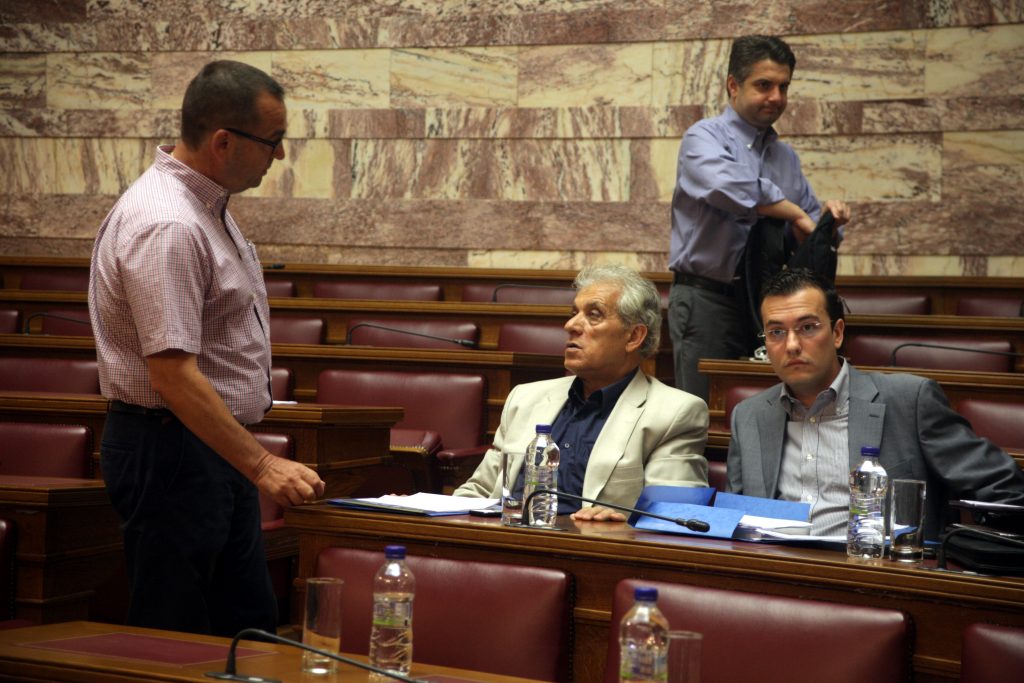 Ενταση στην Βουλή για το πολυνομοσχέδιο – Άγριος καυγάς μεταξύ βουλευτών – Μπαλασόπουλος: Μας οδηγείτε να κλείσουμε οριστικά τους δήμους!
