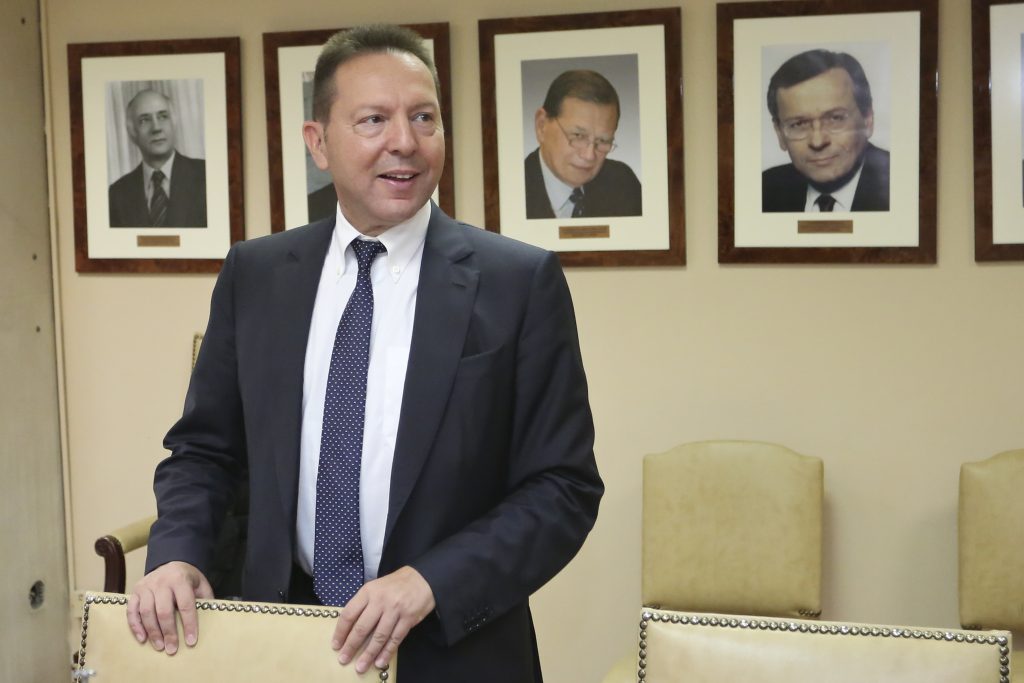 Ο υπουργός Οικονομικών με φόντο προκατόχους του ΦΩΤΟ EUROKINISSI