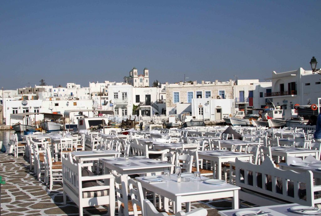 FAZ: Στην Ελλάδα ανθούν ο τουρισμός και η μαύρη εργασία