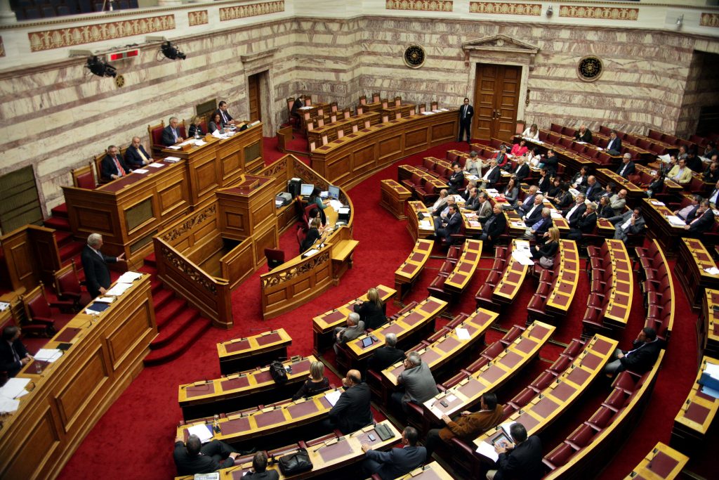 Υπερψηφίζει ο ΣΥΡΙΖΑ την τροπολογία για την Χρυσή Αυγή – Αίσθηση από τις δηλώσεις Παπαρήγα: “Αυτό το κοινοβούλιο δεν το παραδεχόμαστε!”