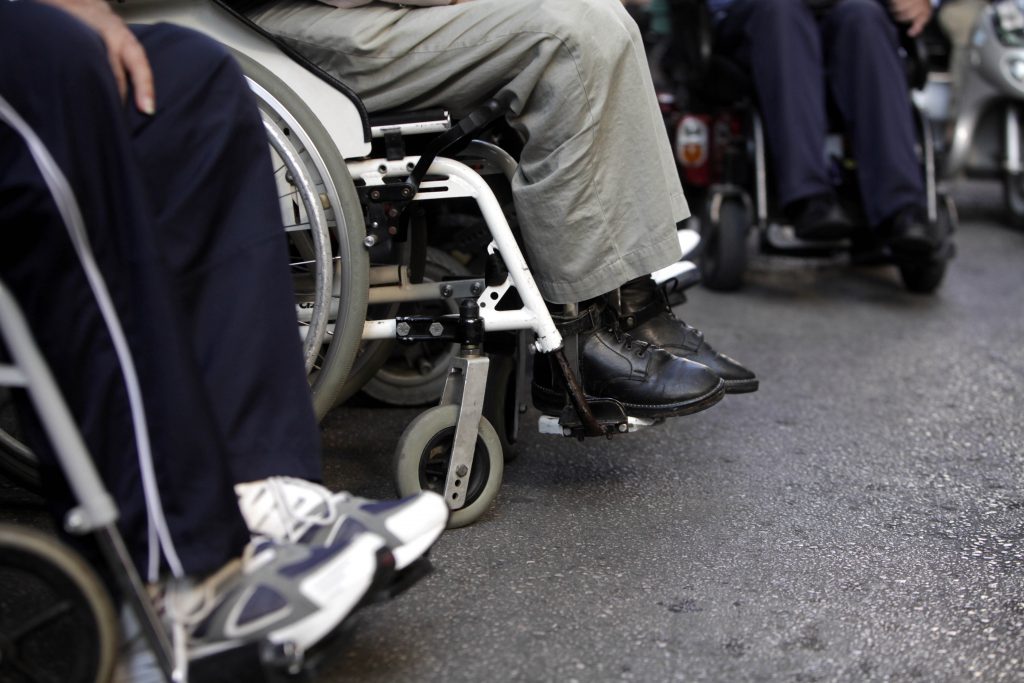 Επιστρέφει το ΕΚΑΣ στα άτομα με βαριά αναπηρία
