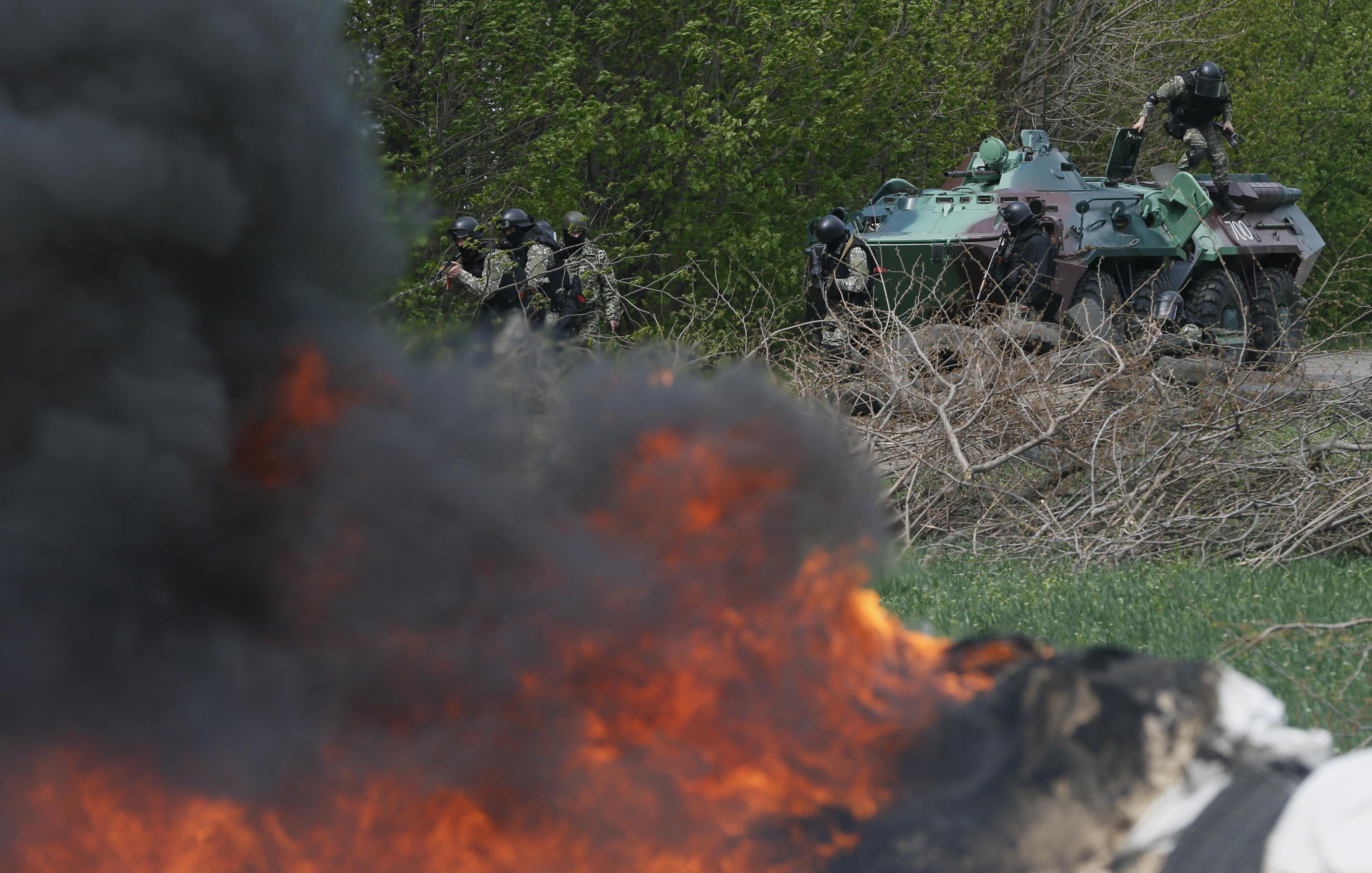 Ουκρανικές δυνάμεις εισβάλουν στο Σλαβιάνσκ – Εντολή στους κατοίκους να εκκενώσουν την πόλη – Αιματηρά επεισόδια και στο Ντόνετσκ