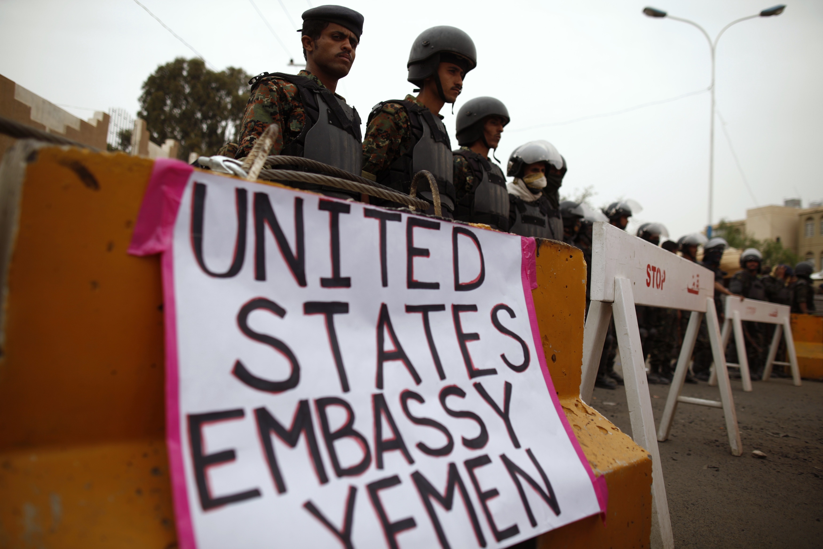 Στρατιώτες πίσω από οδοφράγματα δεν επιτρέπουν την πρόσβαση στην πρεσβεία των ΗΠΑ στην Υεμένη ΦΩΤΟ REUTERS