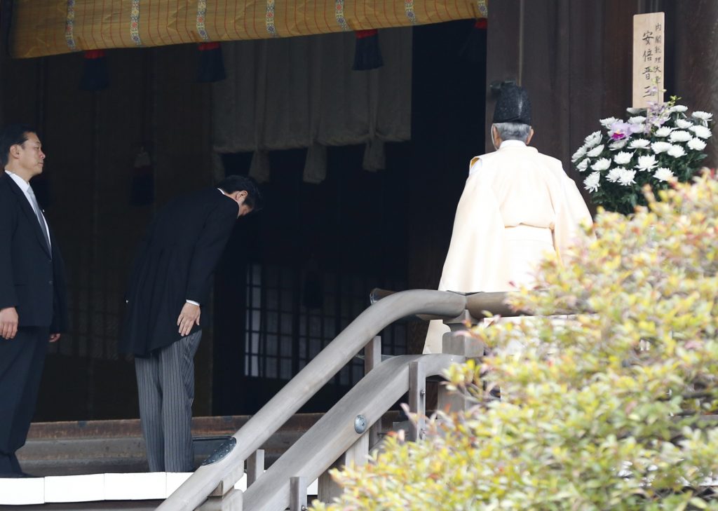 Ο ιάπωνας πρωθυπουργός επισκέπτεται το μνημείο Γιασουκούνι ΦΩΤΟ REUTERS