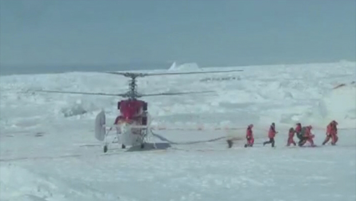 Η στιγμή που το κινεζικό ελικόπτερο έχει φτάσει για να παραλάβει τους πρώτους εγκλωβισμένους ΦΩΤΟ REUTERS