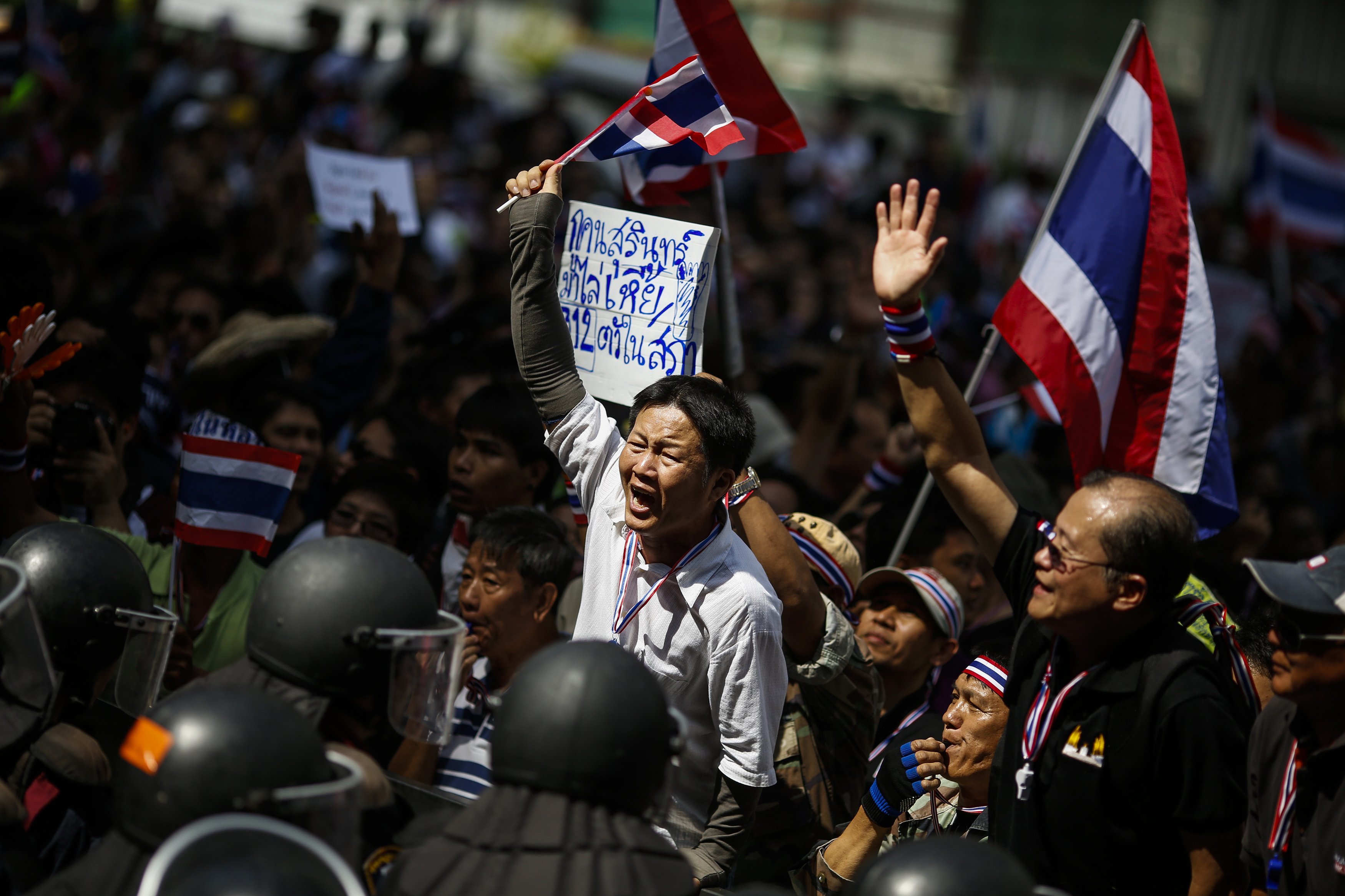Ταϊλάνδη: Διαδηλωτές εισέβαλαν στο επιτελείο στρατού