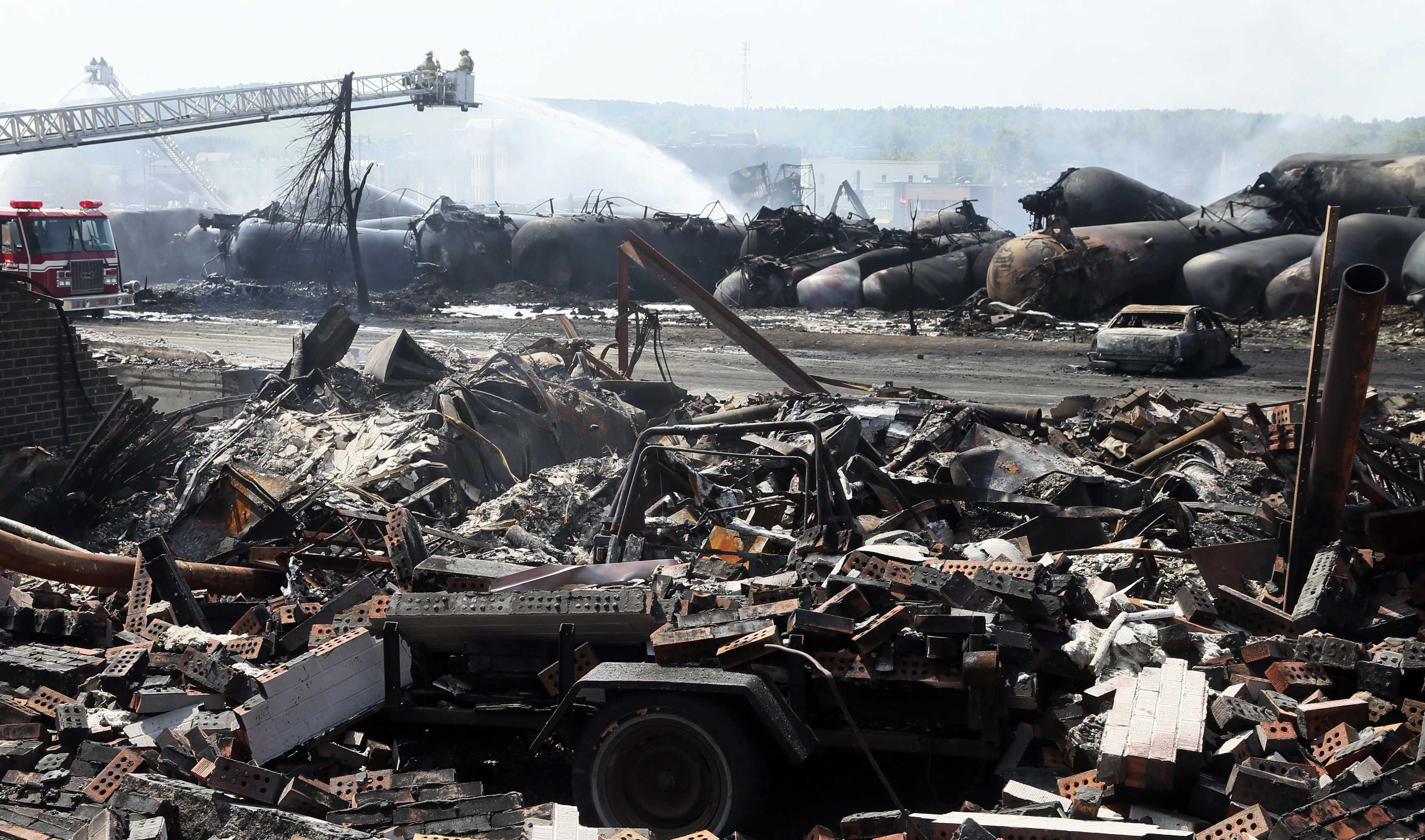 Εικόνες καταστροφής στον Καναδά – 40 αγνοούμενοι από το σιδηροδρομικό δυστύχημα