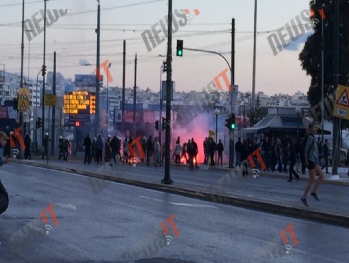 Επεισόδια σε συγκέντρωση χρυσαυγιτών στον Πειραιά! Επιχείρησαν να μπουν στο λιμάνι