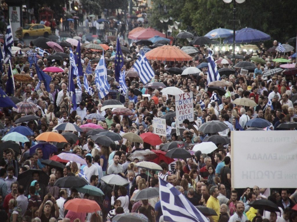 Μένουμε Ευρώπη: 20.000 διαδηλωτές δεν πτοήθηκαν από τη βροχή! ΦΩΤΟ