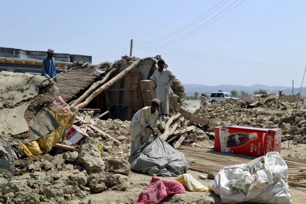 Στους 327 ανέρχονται οι νεκροί από το σεισμό στο Πακιστάν