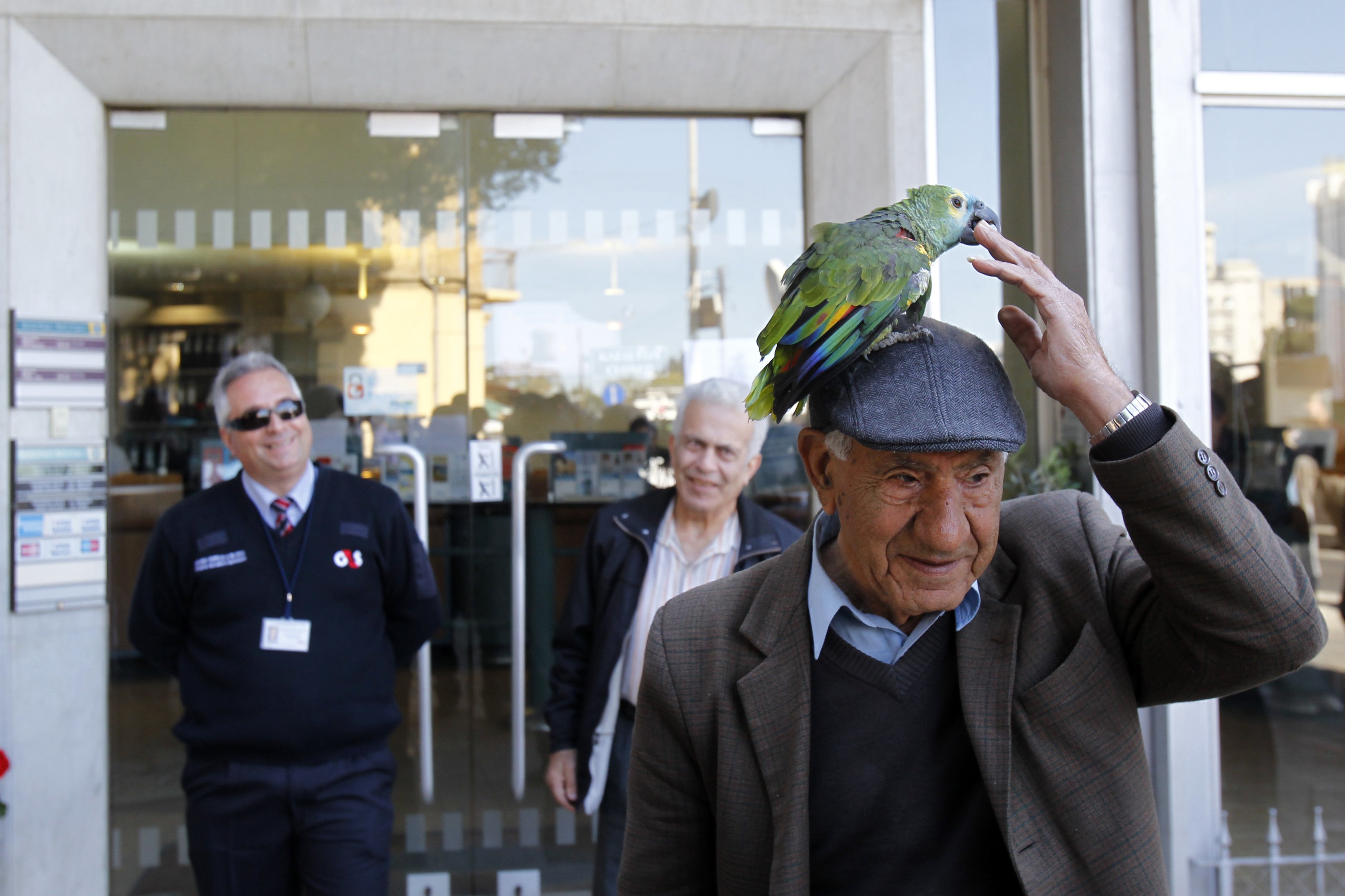 Κύπρος: Πήγε με τον παπαγάλο του στην τράπεζα! – ΦΩΤΟ