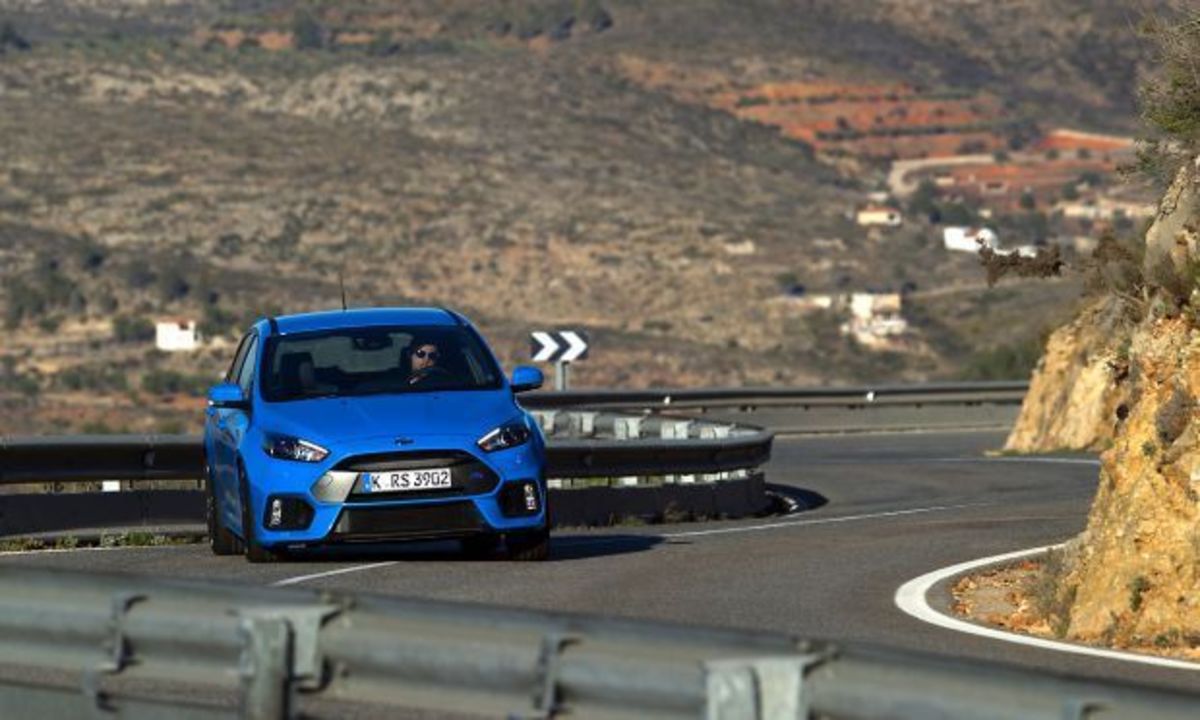 Οδηγούμε το “εκρηκτικό” νέο Ford Focus RS σε δρόμο και πίστα (VIDEO)