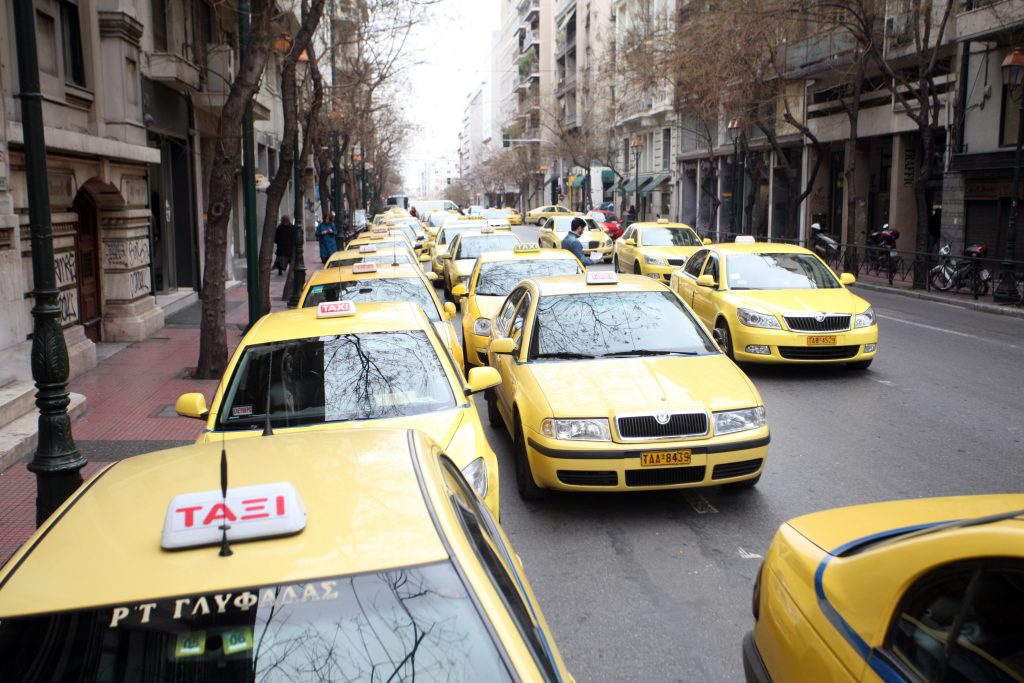 Λυμπερόπουλος: Πήρε πίσω το άρθρο για τα ταξί ο Χατζηδάκης