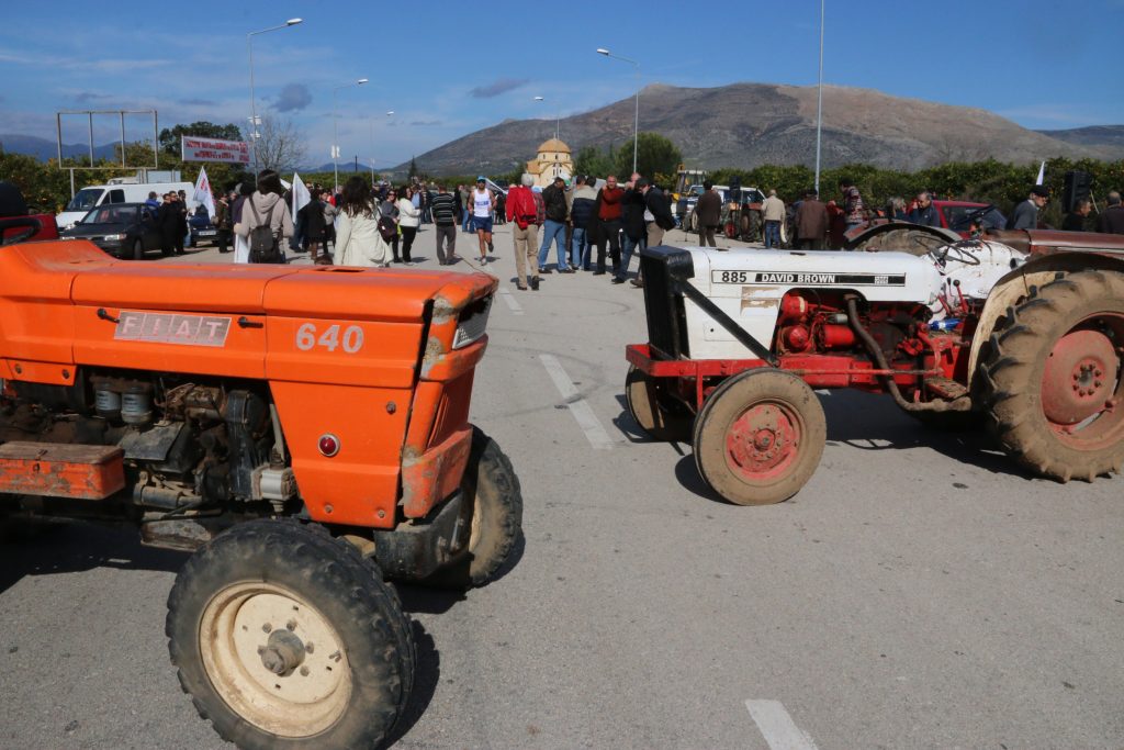 Αγρότες έκλεισαν συμβολικά δρόμους σε Αιγιάλεια και Αιτωλοακαρνανία