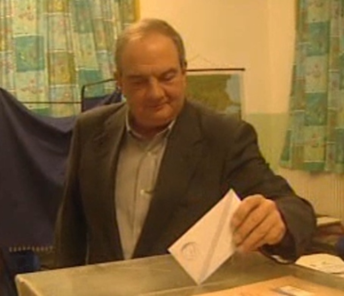 Θεσσαλονίκη: Απρόοπτα στο εκλογικό κέντρο που ψήφισε ο Κώστας Καραμανλής – Το καλώδιο που ”φρέναρε” τον πρώην πρωθυπουργό (Βίντεο)!