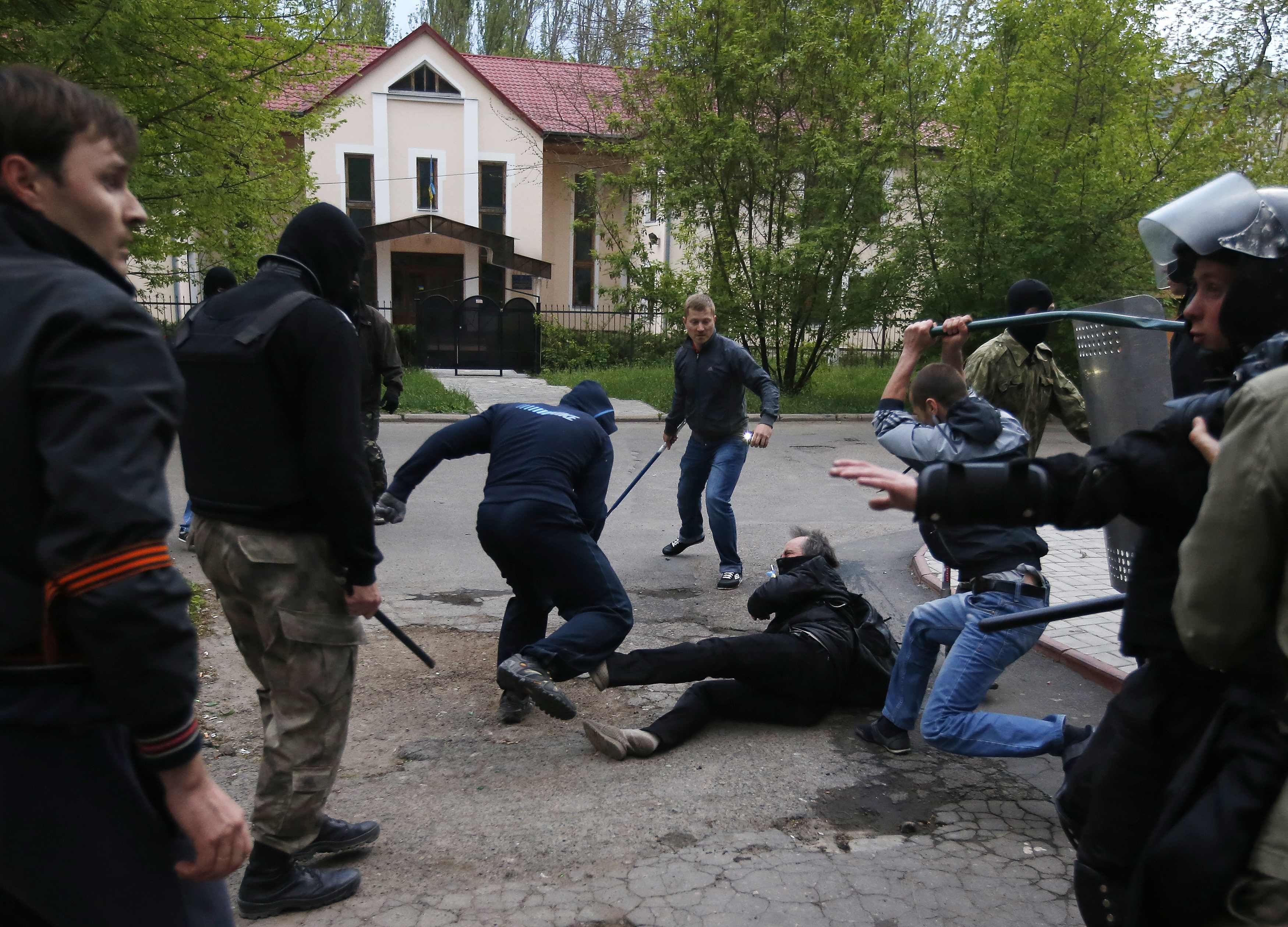 Ξύλο και τραυματίες σε διαδήλωση στο Ντονέτσκ (ΦΩΤΟ)