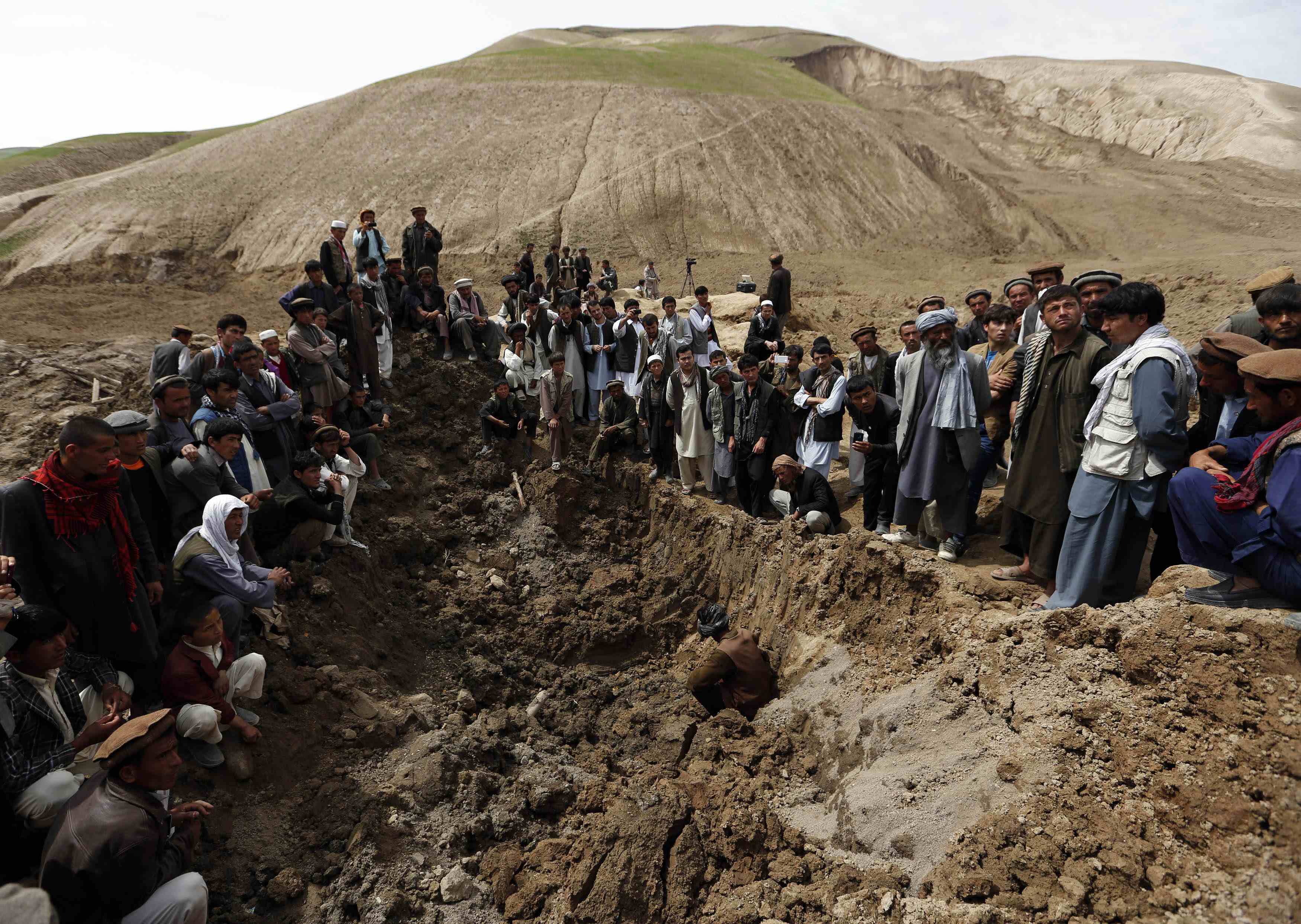 Αφγανιστάν: Θρηνούν τα θύματα της κατολίσθησης