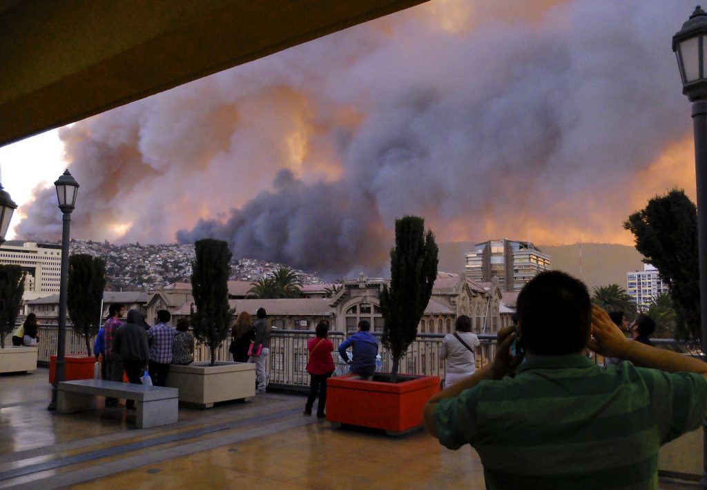 Δύο νεκροί στη Χιλή – Μεγάλη πυρκαγιά στο ιστορικό Βαλπαραϊσο (ΦΩΤΟ, ΒΙΝΤΕΟ)