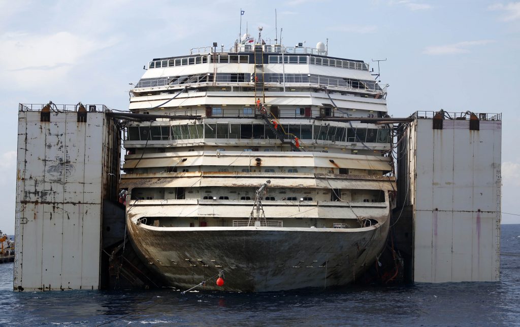 Το τελευταίο “ταξίδι” του Costa Concordia (ΦΩΤΟ)