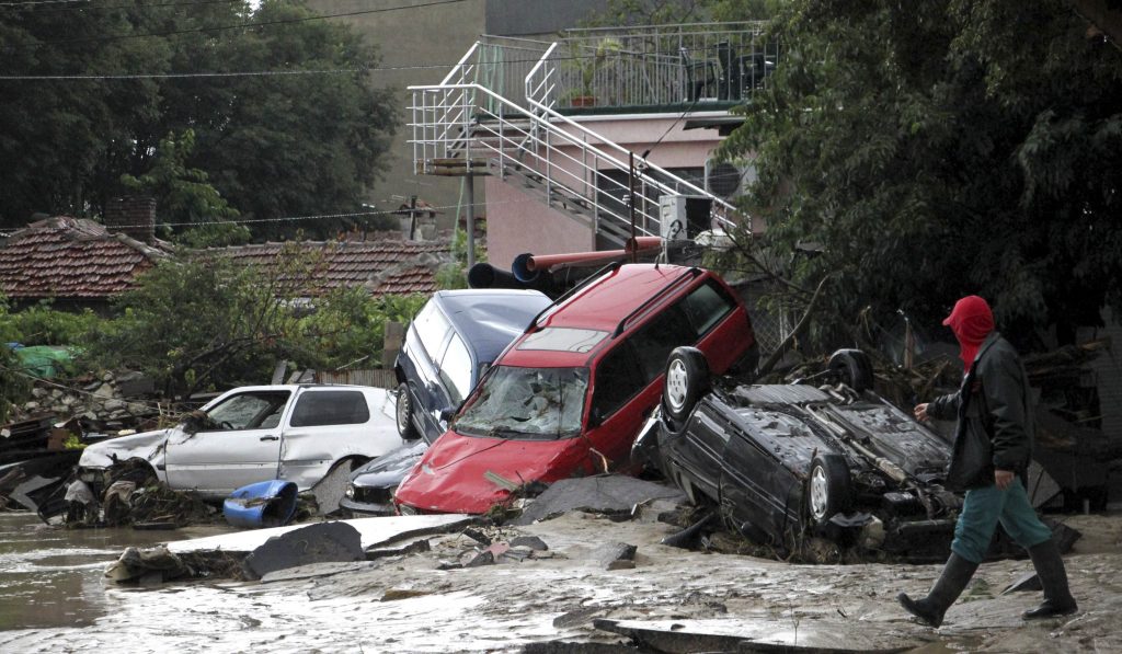 Βουλγαρία: 10 νεκροί και 3 αγνοούμενοι από την κακοκαιρία – Συγκλονιστικές ΦΩΤΟ