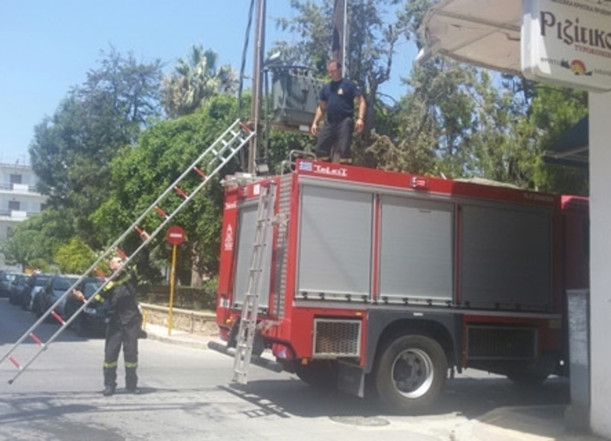 Χανιά: Σκαρφάλωσαν με σκάλα για να σώσουν εγκλωβισμένη γιαγιά – Θρίλερ σε σπίτι της Νέας Χώρας (Φωτό)!