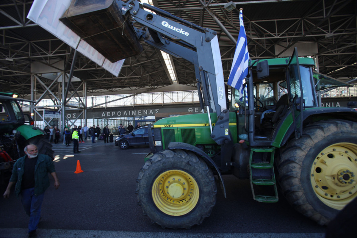 Αγρότες: Πήγαν με τα τρακτέρ στο αεροδρόμιο «Μακεδονία» (ΦΩΤΟ)