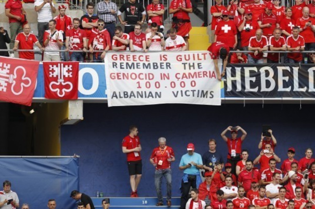 Απανωτά αυστηρότατα διαβήματα για το προκλητικό πανό των Αλβανών στο Euro