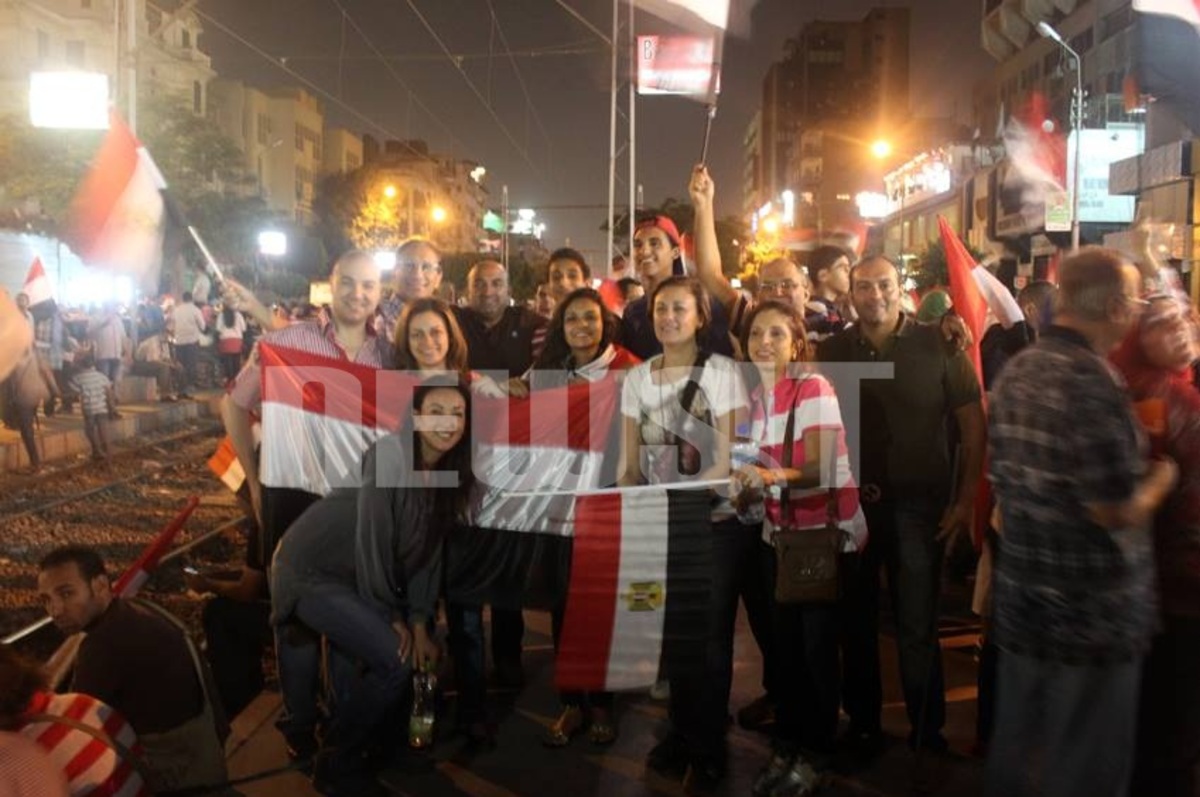 Ο Eskander Koko (δεξιά) πανηγυρίζει με την οικογένειά του στην πλατεία Ταχρίρ