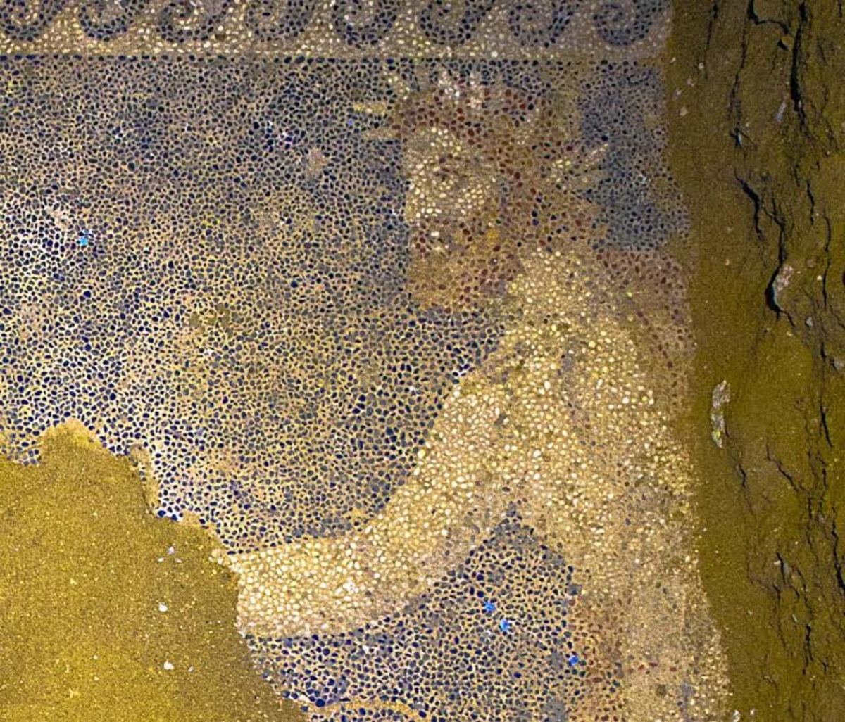 Εντυπωσιακό ψηφιδωτό δάπεδο αποκαλύφθηκε στον τάφο της Αμφίπολης – Το άρμα, τα άλογα και ο θεός Ερμής – Νέες φωτογραφίες