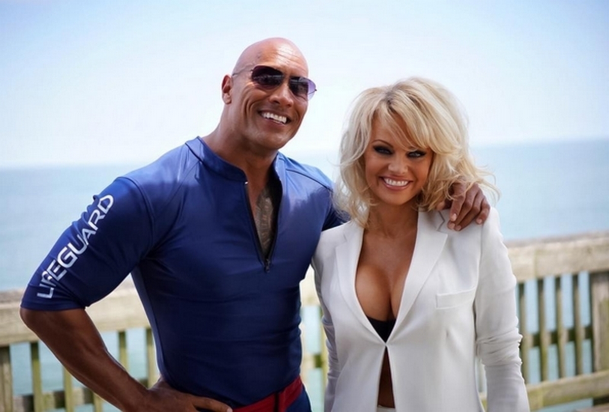 H Pamela Anderson επιστρέφει στο Baywatch
