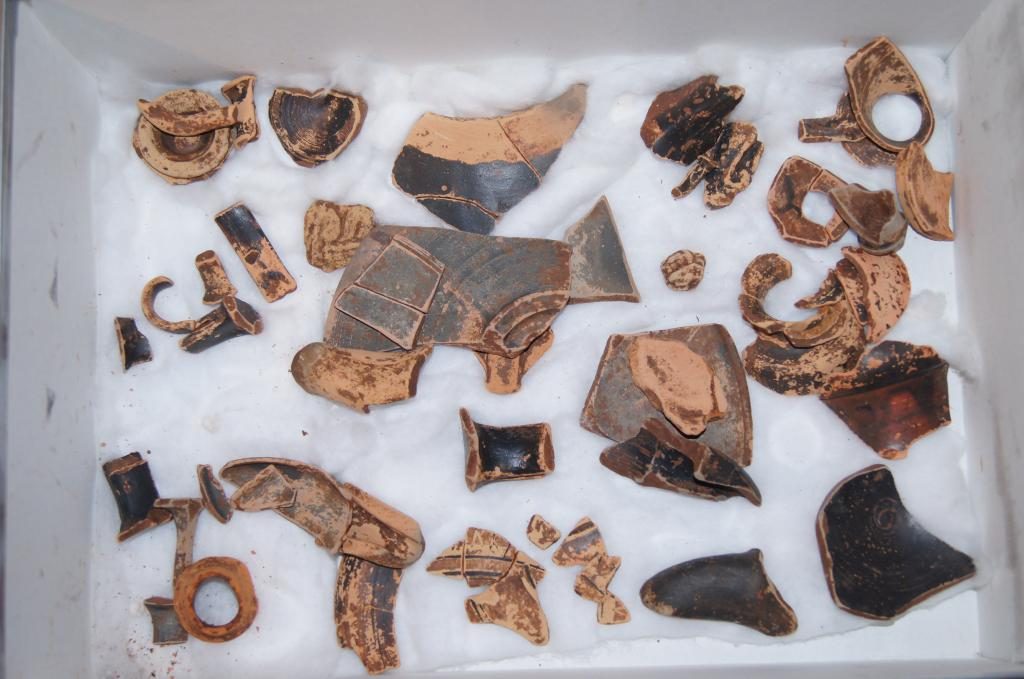 Κάποια από τα κομμάτια αρχαίων αντικειμένων που βρήκαν οι αστυνομικοί - ΦΩΤΟ ΕΛ.ΑΣ.