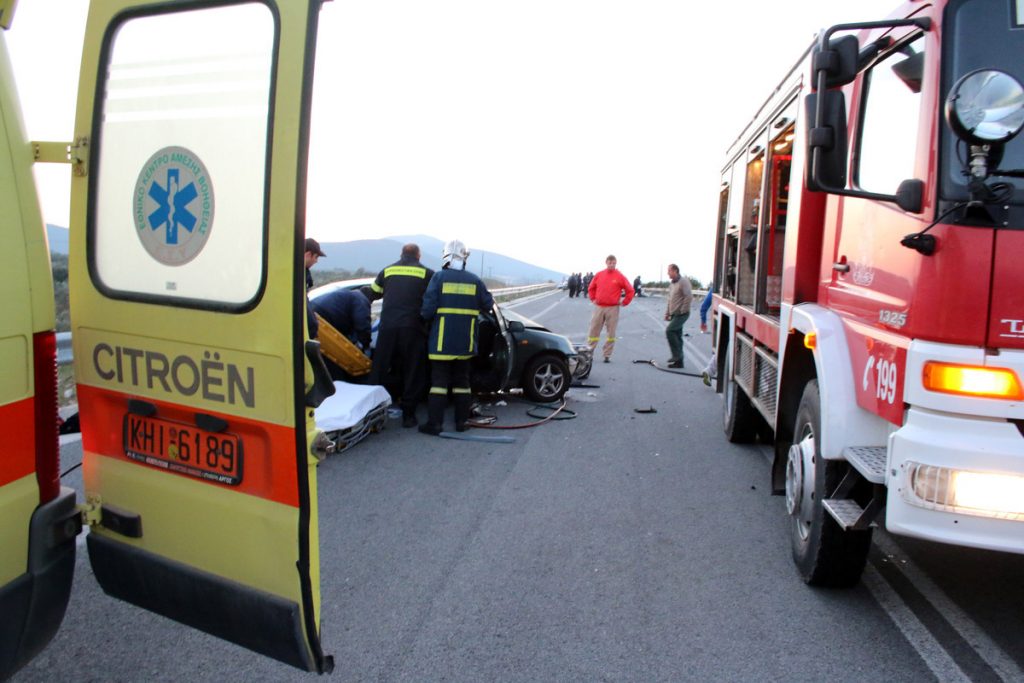 Σφοδρή σύγκρουση αυτοκινήτων στον Κόμβο της Αρχαίας Κορίνθου – Δύο τραυματίες