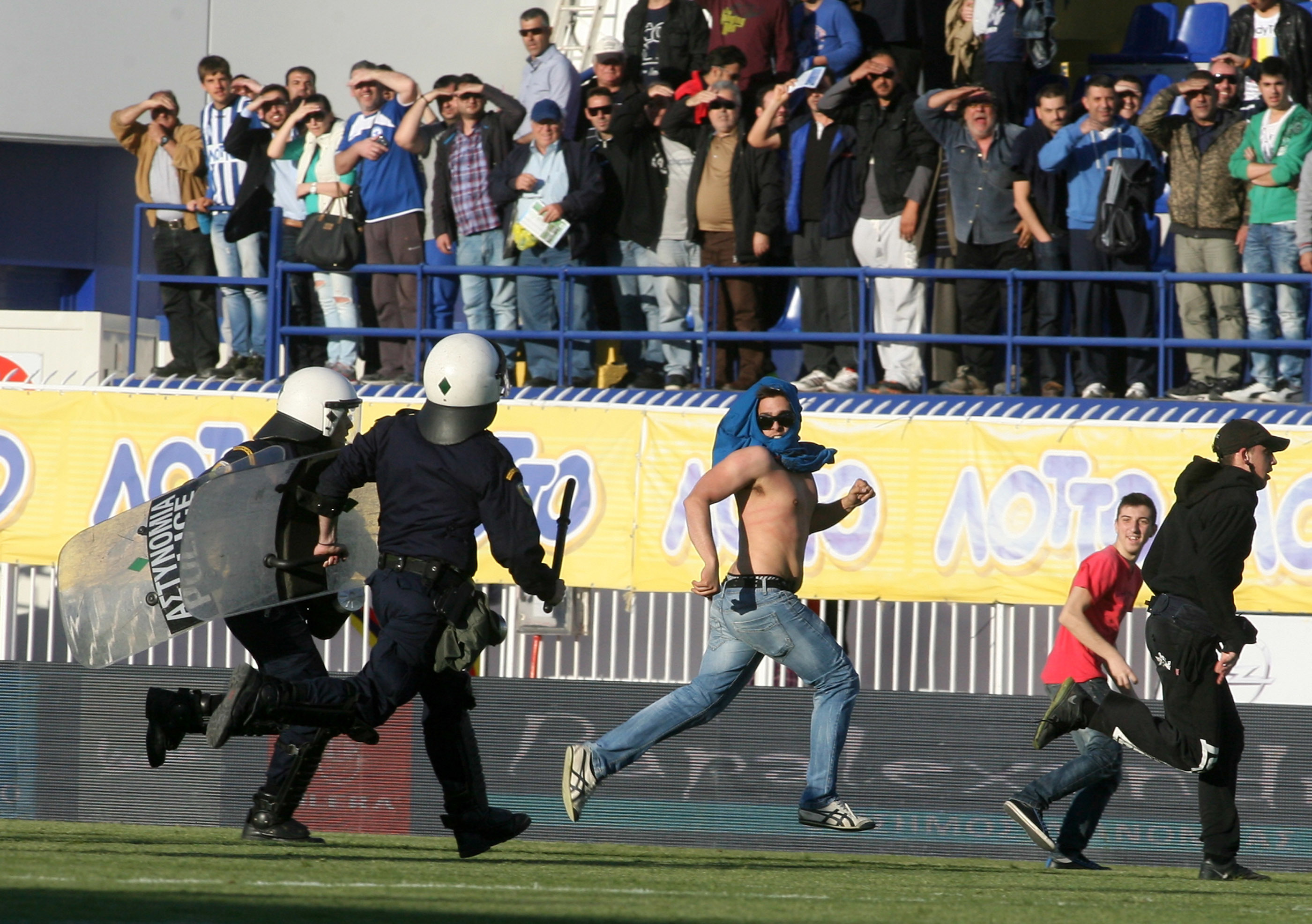 Χαμός στο Περιστέρι! Οι σεκιούριτι του γηπέδου τα έβαλαν με παιδιά