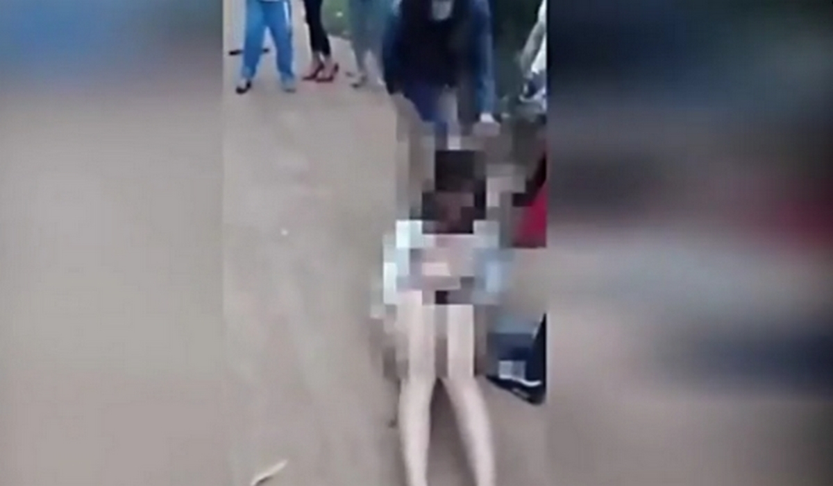 Συμμορία κοριτσιών έγδυσε και σακάτεψε στο ξύλο 15χρονη (ΒΙΝΤΕΟ, ΣΚΛΗΡΕΣ ΕΙΚΟΝΕΣ)