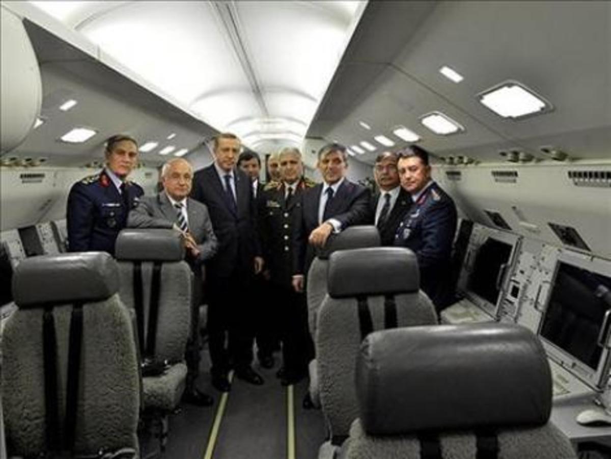 Γκιουλ Ερντογάν στο ιπτάμενο ραντάρ της τουρκικής ΠΑ
