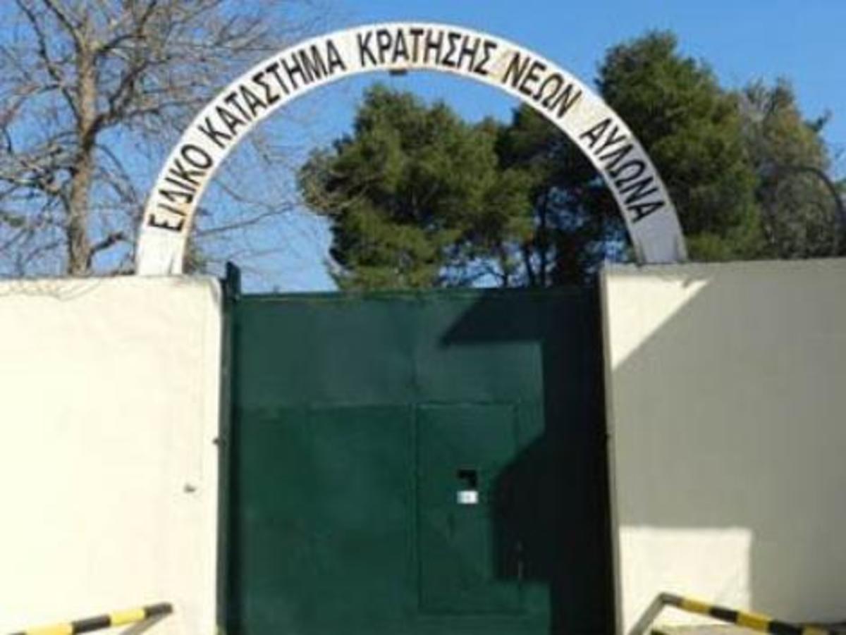 Φυλακισμένοι νέοι στις πρώην στρατιωτικές φυλακές Αυλώνα μπήκαν σε Πολυτεχνείο και ΤΕΙ