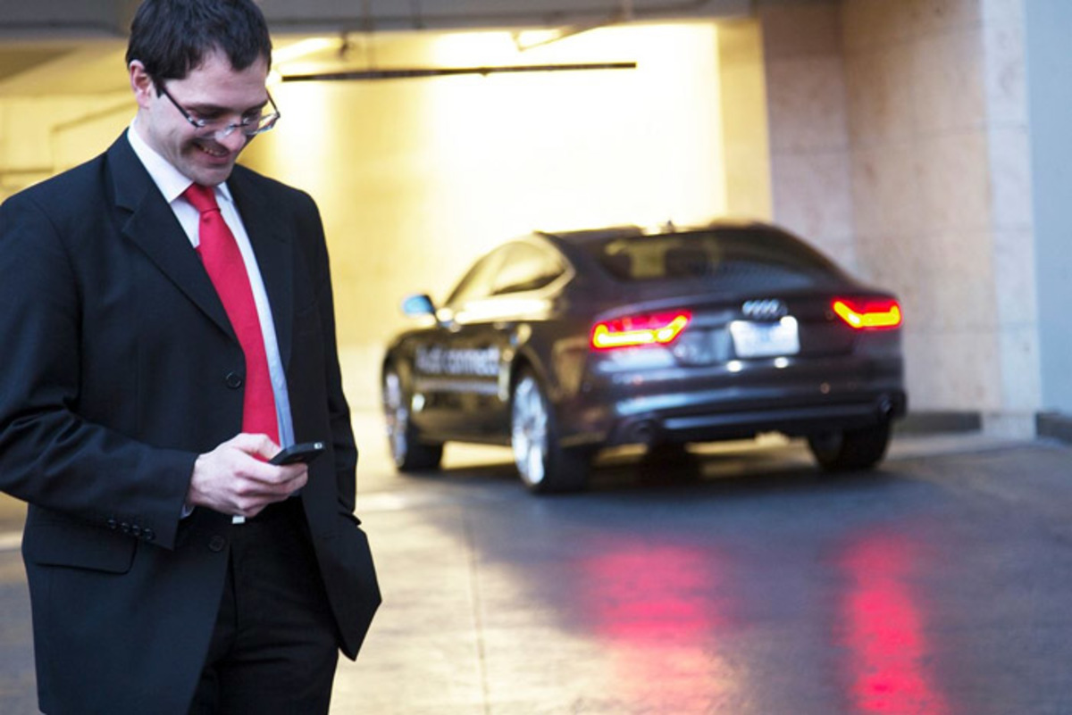 Audi: Το αυτοκίνητο παρκάρει και πληρώνει μόνο του